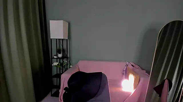 leticiaromano (F milf) - an air kiss