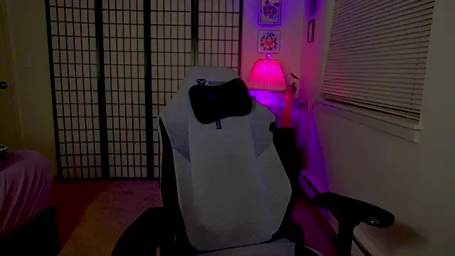 KiraSpitQueen webcam