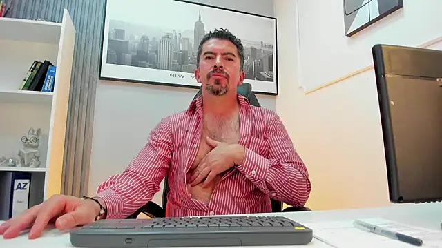 juankfit_45 (M mature) - shirtless and playing with my chest