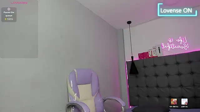 scarletcherry18 live cam on StripChat