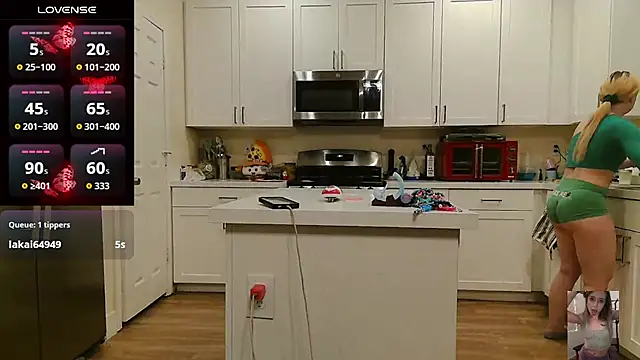 Blondiewithanass webcam
