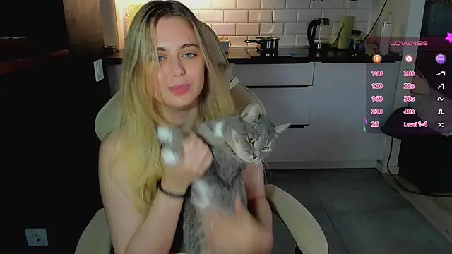 blonde_kellyy live cam on StripChat