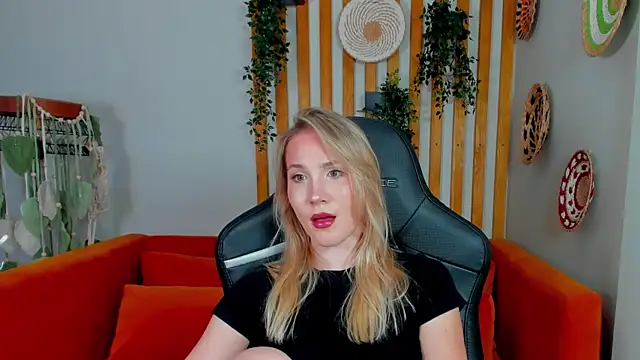 ElaraVoltage live cam on StripChat