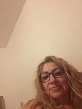 gisela27 live cam on StripChat