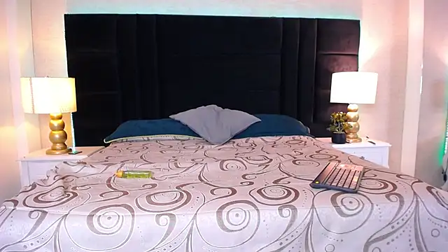 SkylerBigxxx live cam on StripChat