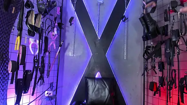 Cinthia_Iris_BDSM live cam on StripChat
