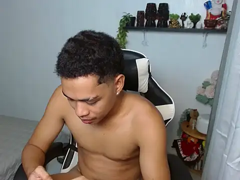 curlyasian_njxx webcam