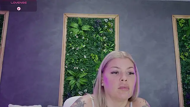 Issa_Jo webcam