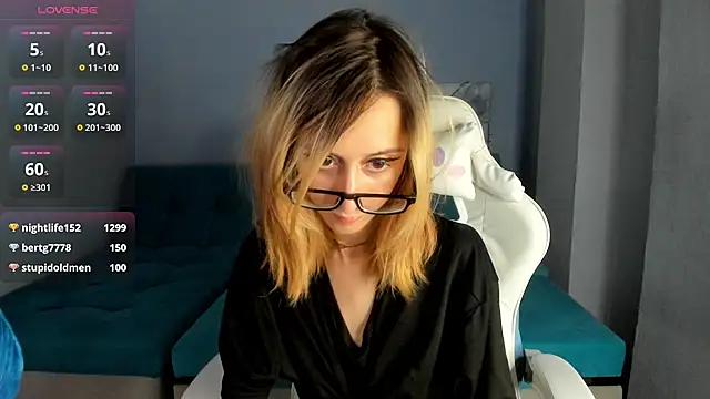 College_Girl_18 live webcam show
