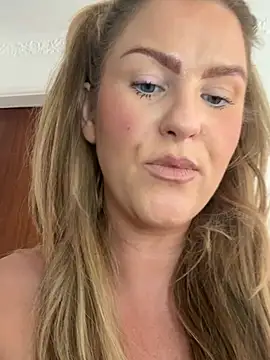 CharleighBaker live cam on StripChat