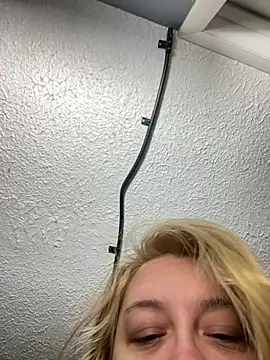 WhiteBullD317 live webcam show