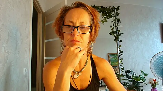 LioraWeiss live cam on StripChat