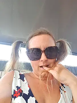 Hot_Milf_Denise live webcam show