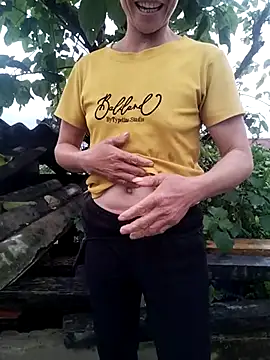 Jadi_M live cam on StripChat