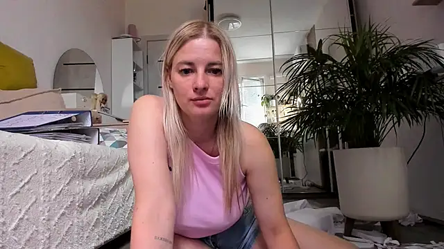 THE_GOLDEN_WOMAN webcam