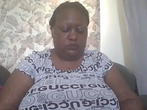 fat_ebonyqueen live cam on StripChat