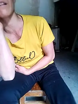 Jadi_M live cam on StripChat