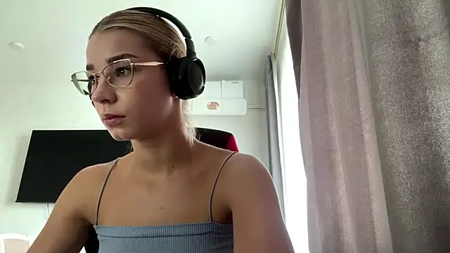 PickmeGirl live webcam show