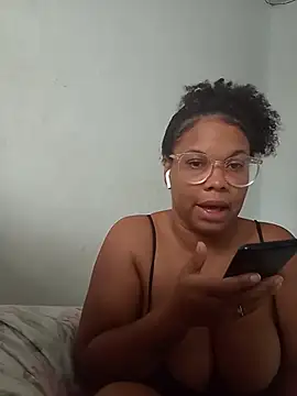 Prettahvitoria20 live cam on StripChat