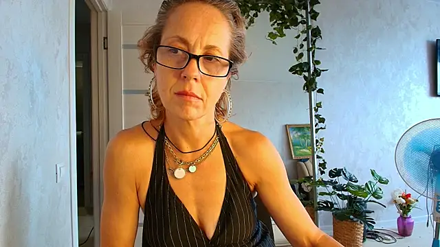 LioraWeiss live webcam show