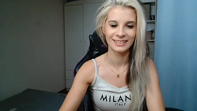 KristineGlow webcam