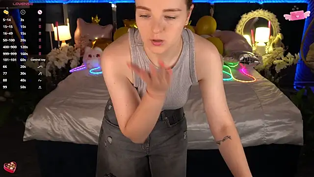 FoxyShy live webcam show