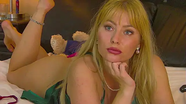 MisshaNight live webcam show