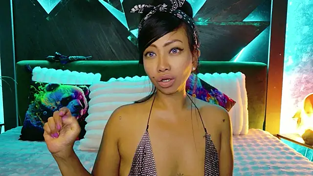 ElyaQuinn live cam on StripChat