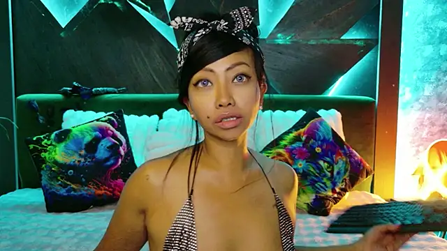 ElyaQuinn live webcam show