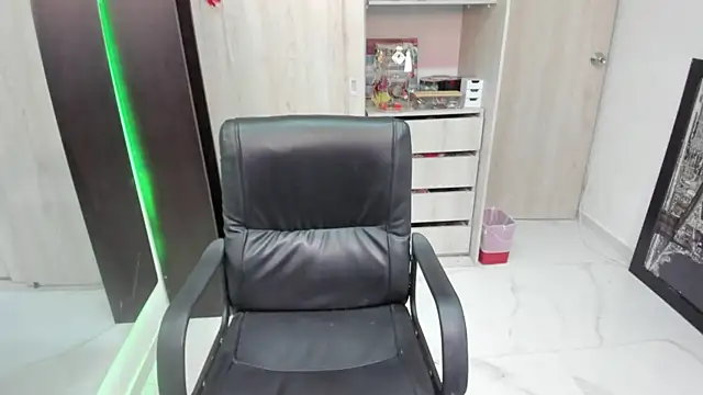BellaFlaming webcam