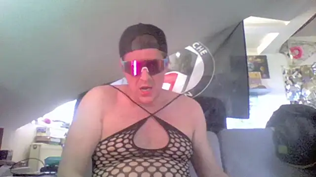 Bigthroaterboy webcam
