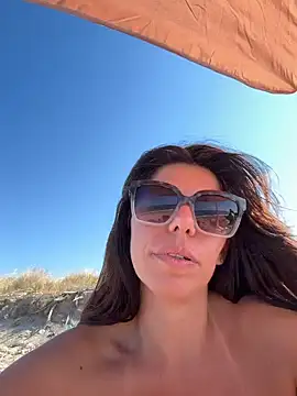 sara87show4u (F milf) - Ditalino dal guardone