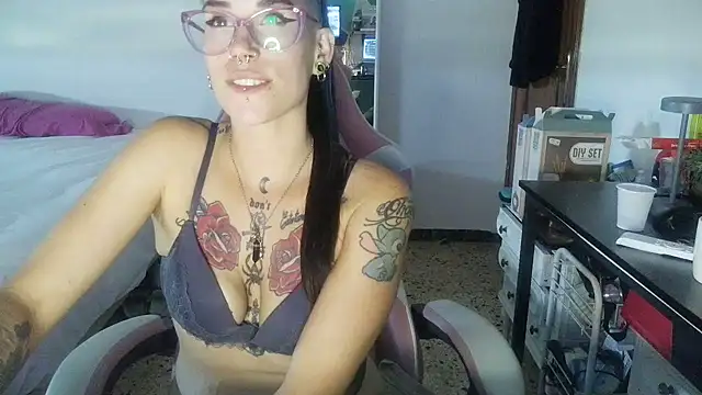 itsblackrose666_ (F young) - guarreamos un poco..¿?