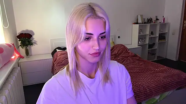 neweva_ (F teen) - Deep eye contact with sexy lips