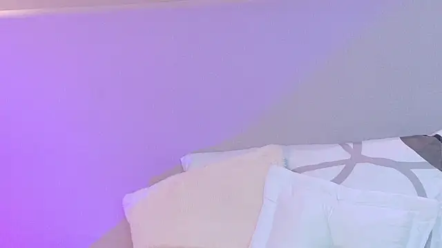 NaomiKlarc webcam