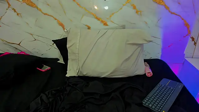 esmeralda_jenn11 live cam on StripChat