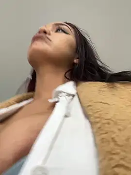 Sara-77 live sex cam