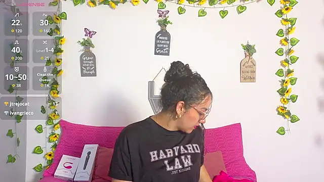 emiily_curly (F young) - show feets