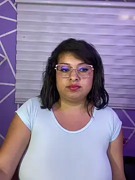 MiiaaJoness webcam
