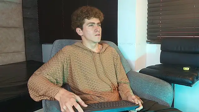 Tyler_Mcrey live cam on StripChat