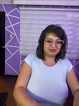 MiiaaJoness webcam
