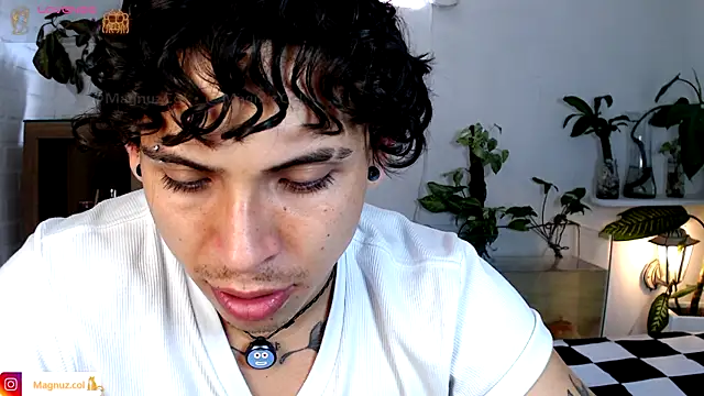 Magnuz_Col live cam on StripChat