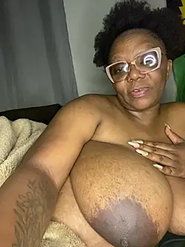 BoobsQueeen live webcam show