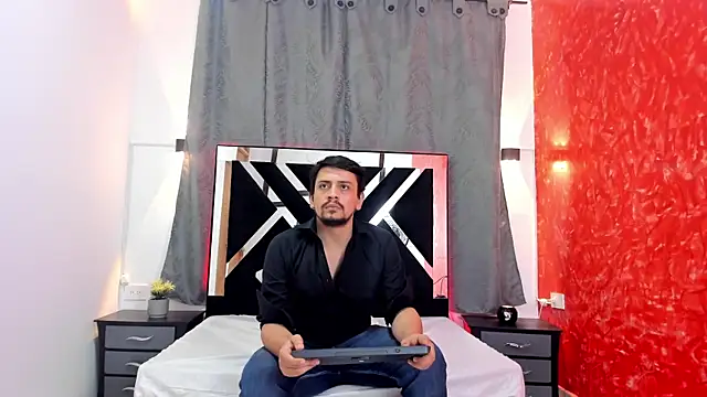 MikeBayers69 live cam on StripChat