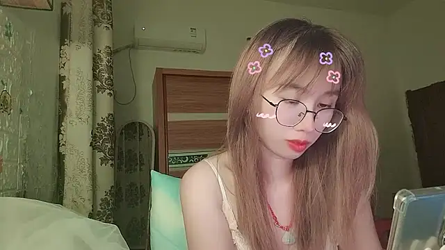 lili_666 (F young) - 赞助一台苹果手机可以去户外直播😍