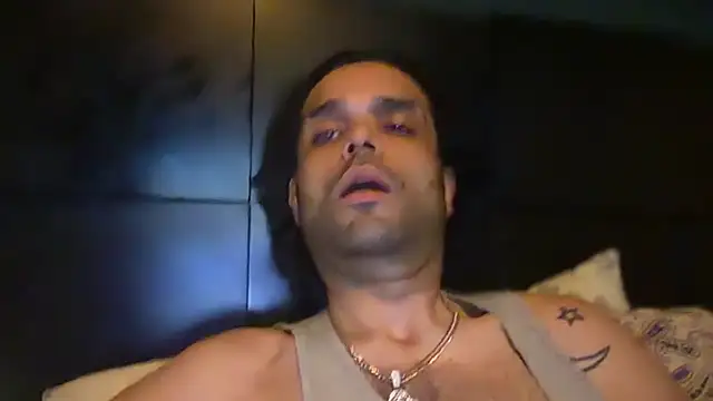 icebergslim281 live cam on StripChat