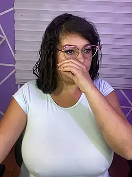 MiiaaJoness webcam