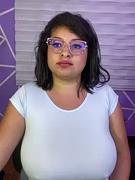 MiiaaJoness webcam
