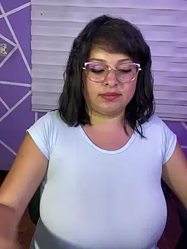 MiiaaJoness webcam