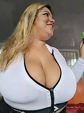 Sara_y_Amy live cam on StripChat